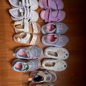 7 pairs of baby shoes